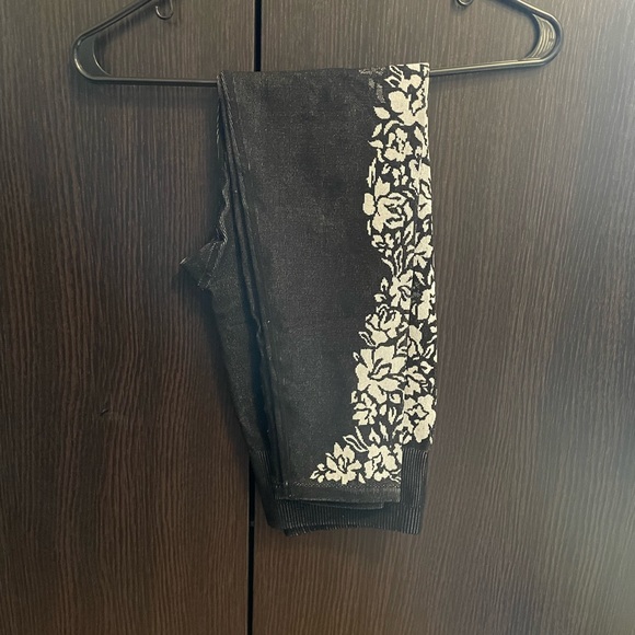 Fabletics seamless black floral jacquard set. Large top, medium bottom - Picture 2 of 5